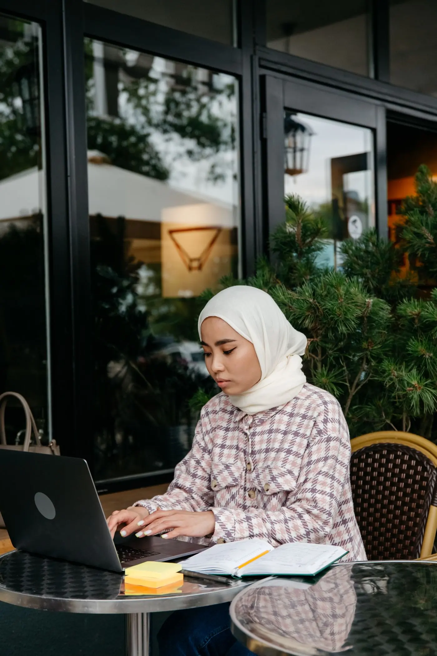 طالبة تتابع درساً على حاسوبها